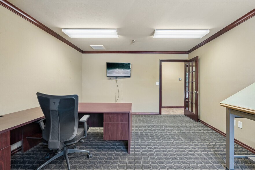 More Photos Of 2933 S Bryant Ave, Edmond Office For Sale