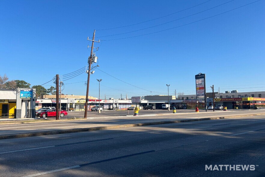 More Photos Of 1020 FM 1960 Rd, Houston Storefront For Lease