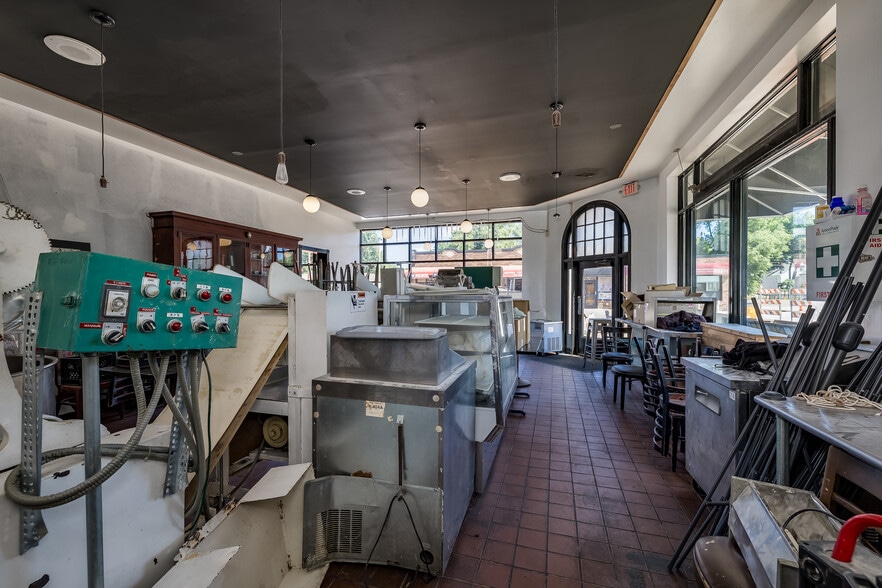 More Photos Of 2201-2205 44th Ave N, Minneapolis Restaurant For Sale