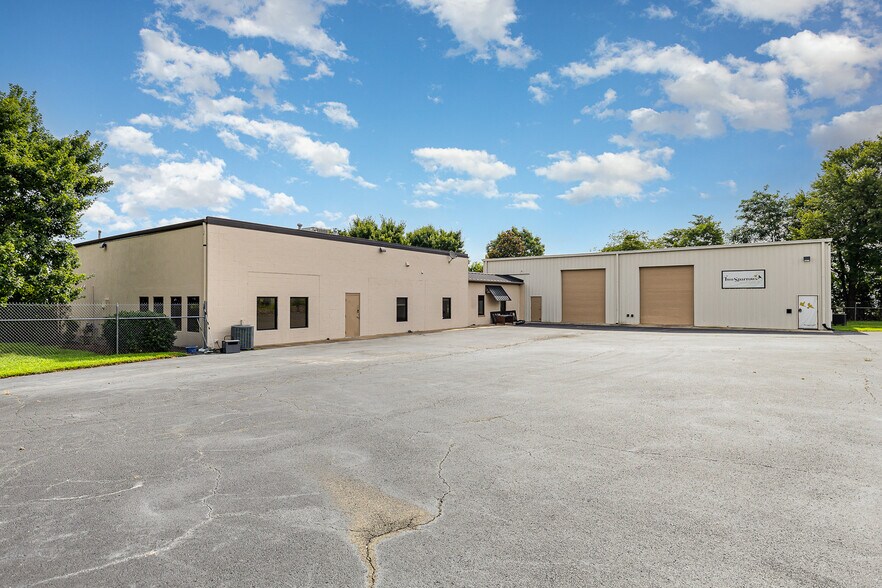 More Photos Of 100 Industrial Dr, Fredericksburg Showroom For Sale