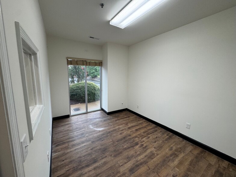 More Photos Of 4922 Port Royal Rd, Spring Hill Showroom For Lease