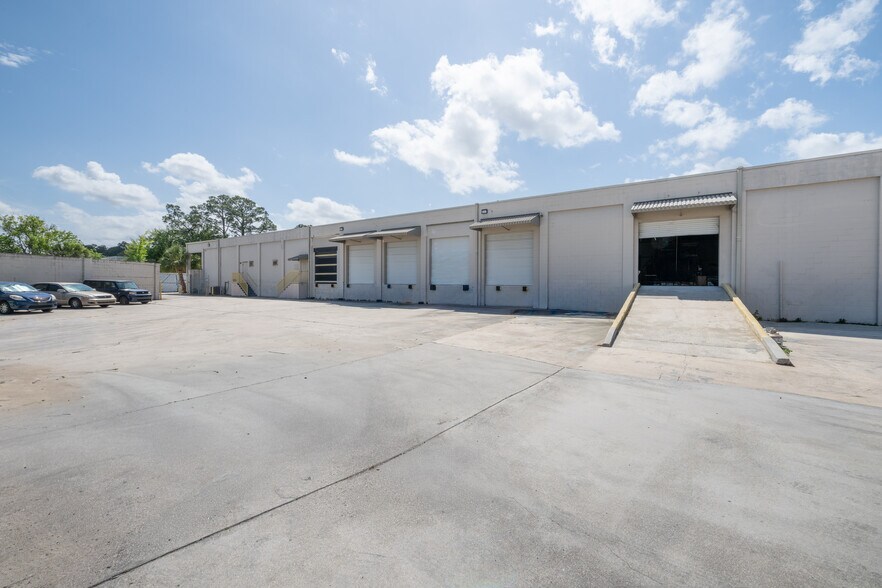 More Photos Of 3028 Mercury Rd, Jacksonville Warehouse For Lease