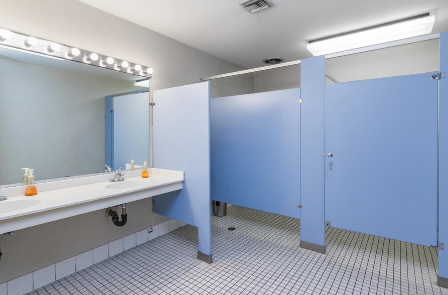 More Photos Of 17408 Chatsworth St, Granada Hills Office For Sale