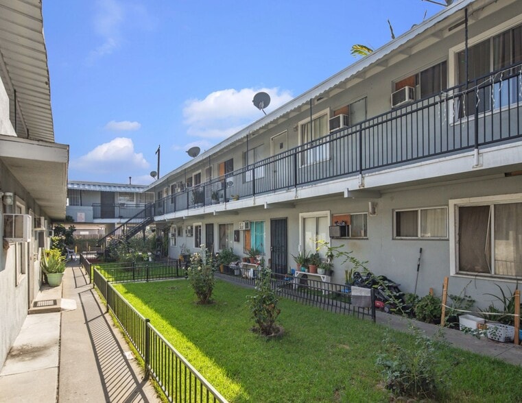 More Photos Of 902 E 17th St, Santa Ana Apartments For Sale