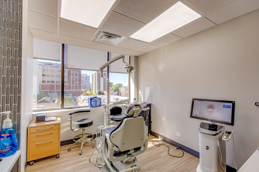 More Photos Of 2551 N Clark St, Chicago Office For Lease