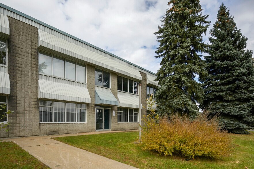 More Photos Of 115 Rue de Vaudreuil, Boucherville Flex For Lease