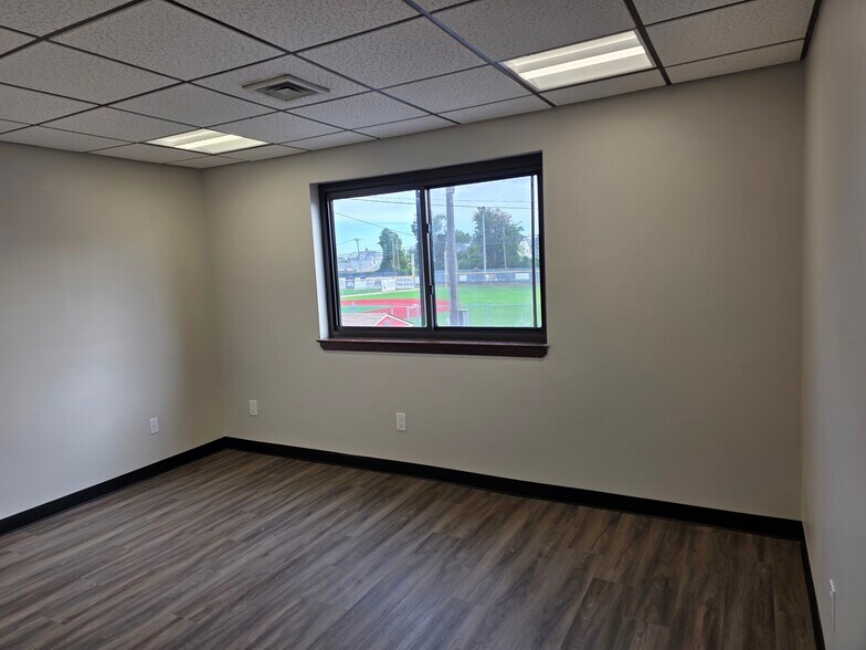 More Photos Of 98 Willis Ave, Mineola Office For Lease