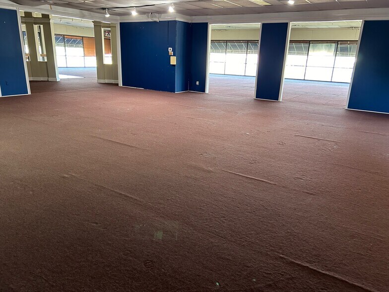 More Photos Of 60 Macarthur Dr, Alexandria Freestanding For Lease