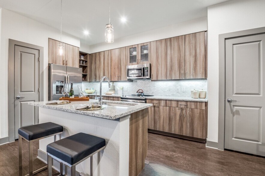 More Photos Of 305 W Commerce St, Dallas Apartments For Lease