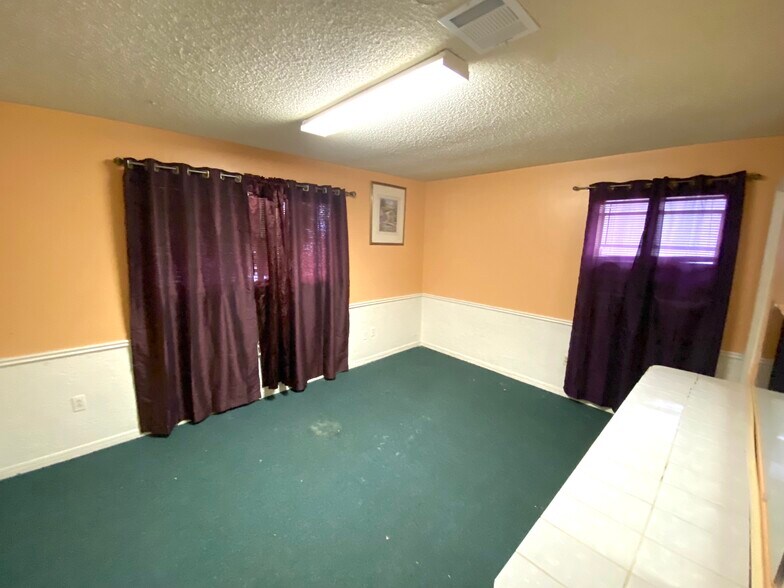 More Photos Of 15518 Silver Ridge Dr, Houston Specialty For Lease