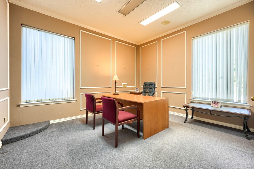 More Photos Of 6812 Avenue K, Plano Flex For Lease