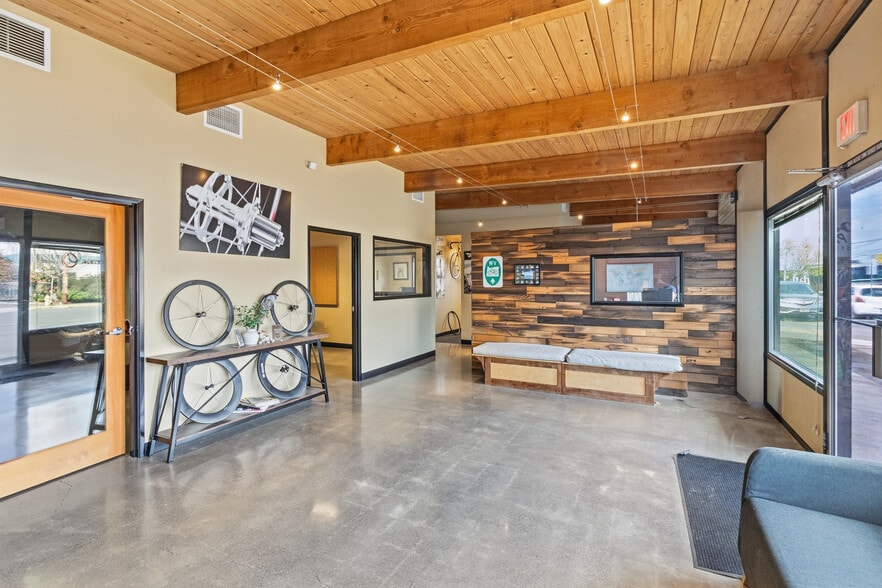More Photos Of 940 Wilson St, Eugene Showroom For Sale