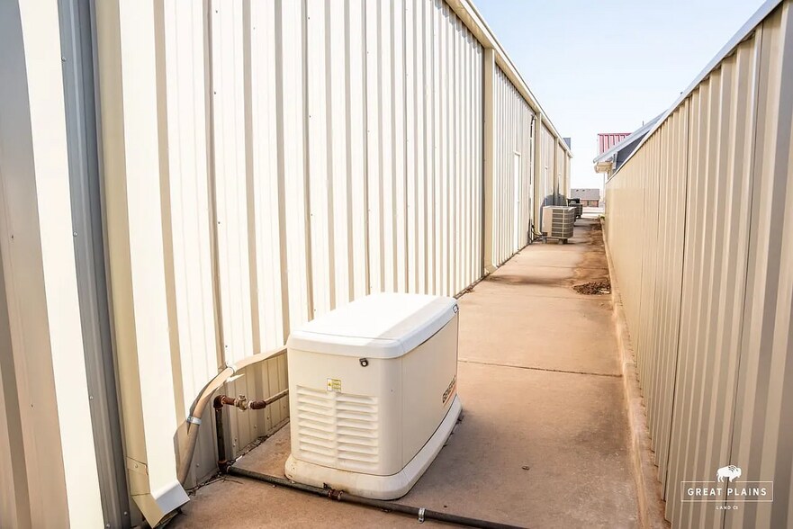 More Photos Of 204 S Broadway Ave, Hinton Storefront Retail Office For Sale