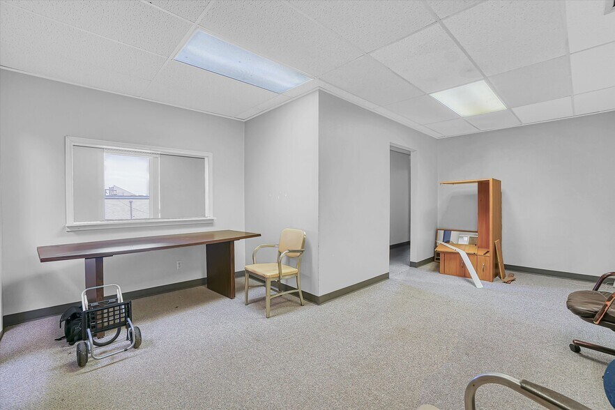 More Photos Of 111 Sequoyah Ln, Altus Office For Sale