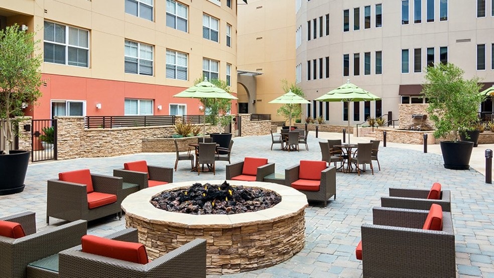 More Photos Of 992-998 4th St, San Rafael Unknown For Lease