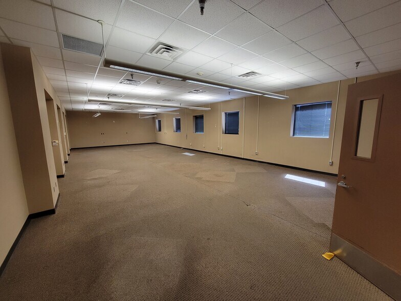 More Photos Of 2101-2120 W 41st St, Sioux Falls General Retail For Lease