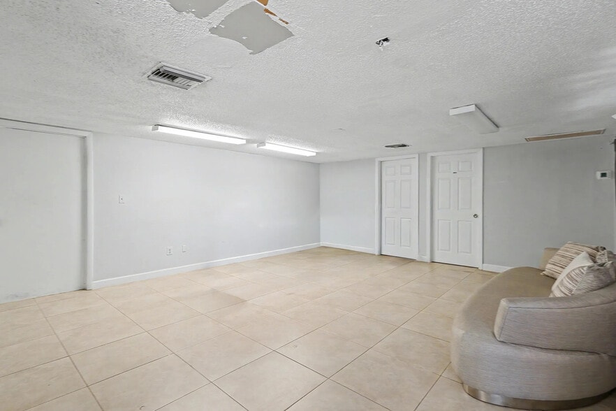 More Photos Of 4400 Middle Ave, Sarasota Warehouse For Sale
