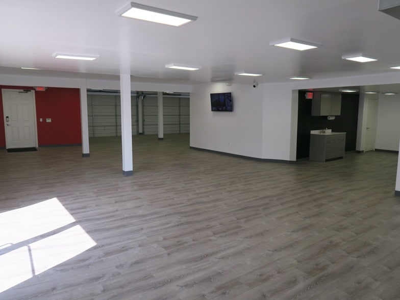 More Photos Of 5818 Southwest Fwy, Houston Showroom For Sale