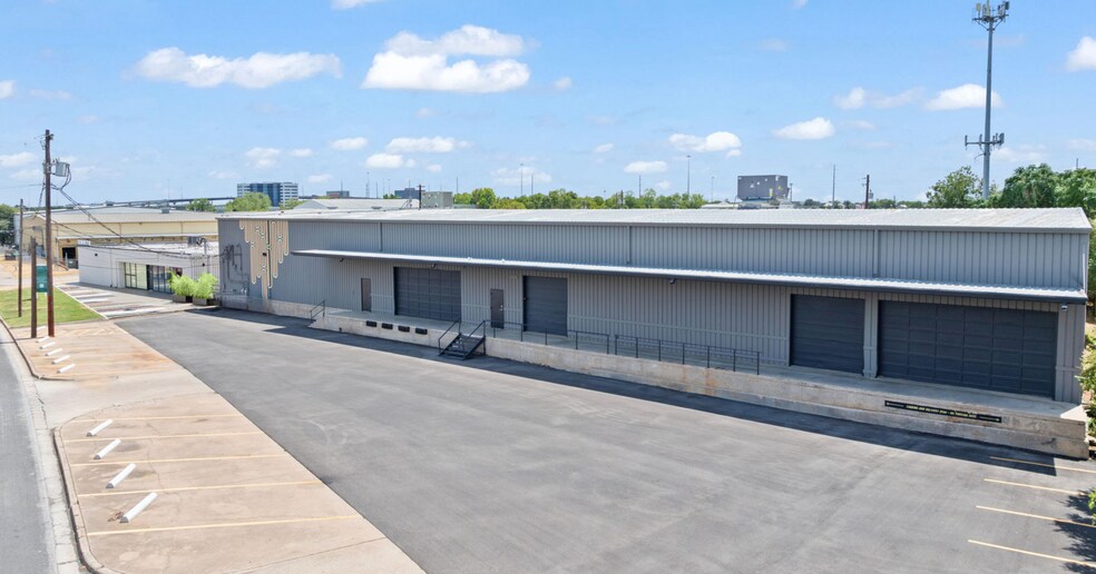 More Photos Of 211 E Alpine Rd, Austin Light Distribution For Lease