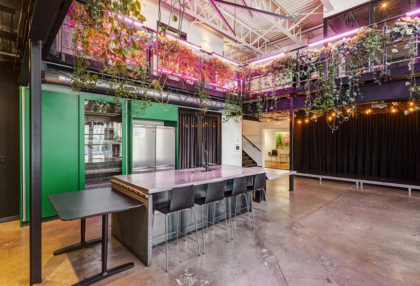 More Photos Of 7049 Rue Saint-Urbain, Montréal Showroom For Sale