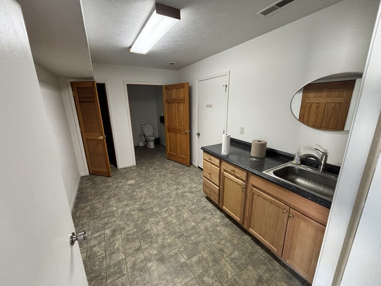 More Photos Of 217 Parkview Ave E, Elkhart Manufacturing For Lease