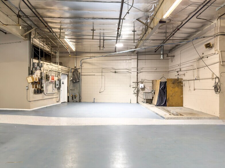 More Photos Of 537 S Glendora Ave, West Covina Freestanding For Lease