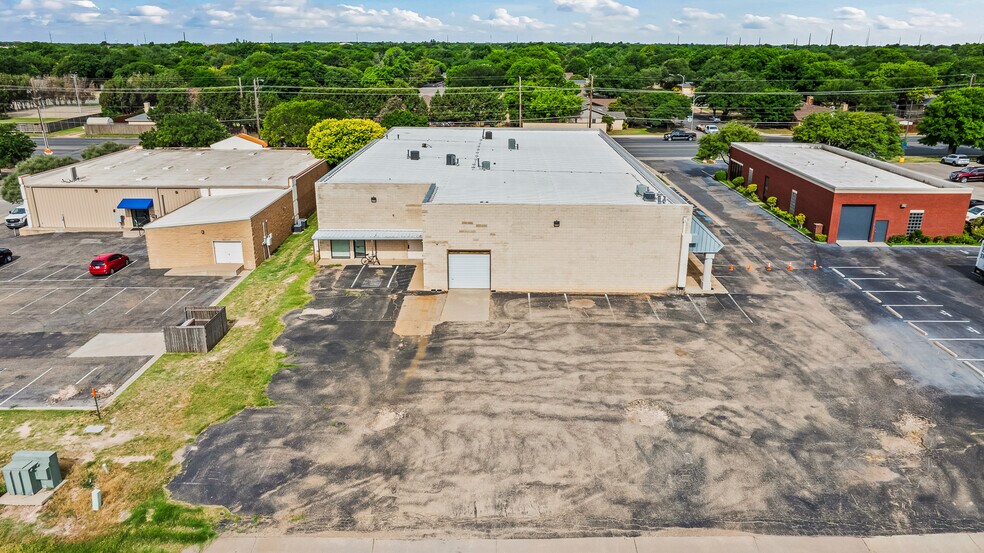 More Photos Of 7705 Quaker Ave, Lubbock Freestanding For Lease