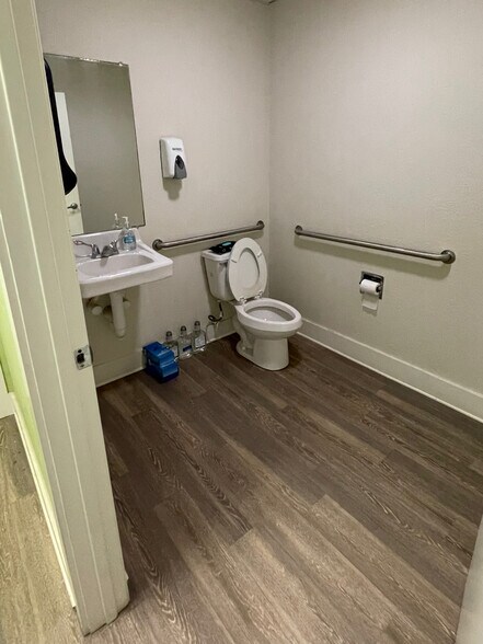 More Photos Of 1144 Pride Dr, New Braunfels Flex For Lease