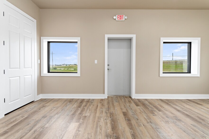 More Photos Of 1750 Cardinal dr, Beaumont Flex For Sale