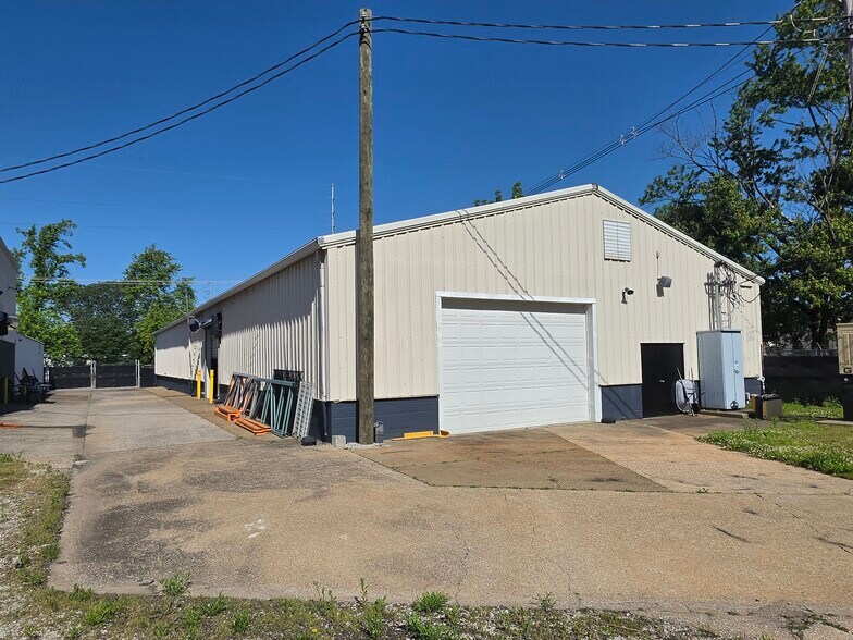 More Photos Of 801 E Michigan St, Evansville Distribution For Sale