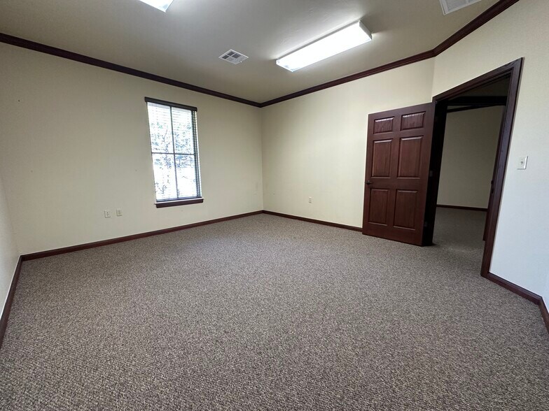 More Photos Of 1955 W 33rd St, Edmond Office For Lease