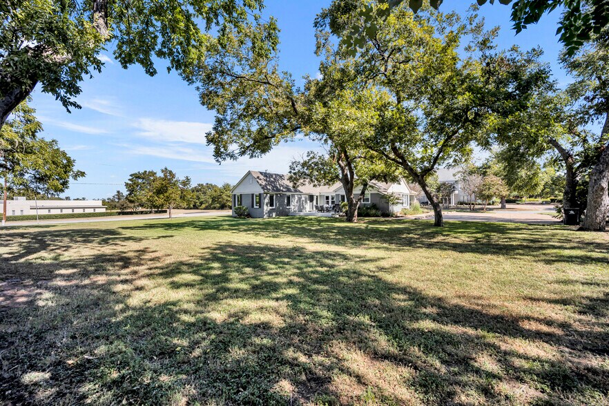 More Photos Of 1500 W Abram St, Arlington Medical For Lease