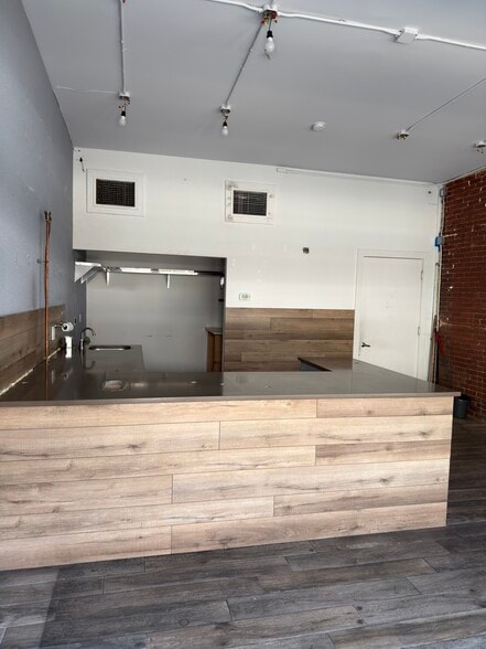 More Photos Of 86 Greenpoint Ave, Brooklyn Convenience Store For Lease