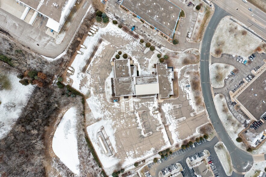 More Photos Of 11180 86th Ave N, Osseo Flex For Lease