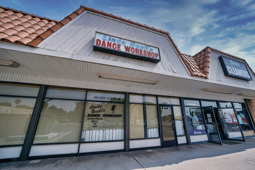 More Photos Of 20942-20948 Bloomfield Ave, Lakewood Unknown For Lease
