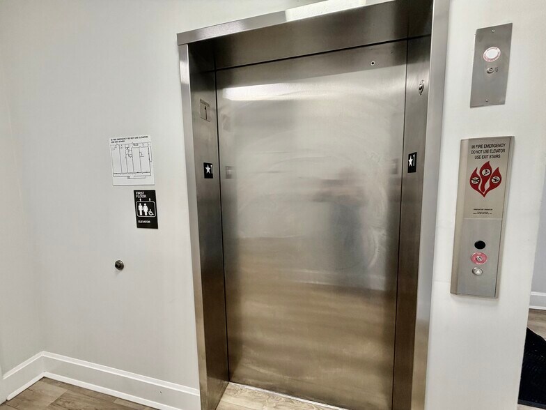 More Photos Of 522 E putnam Ave, Greenwich Freestanding For Lease