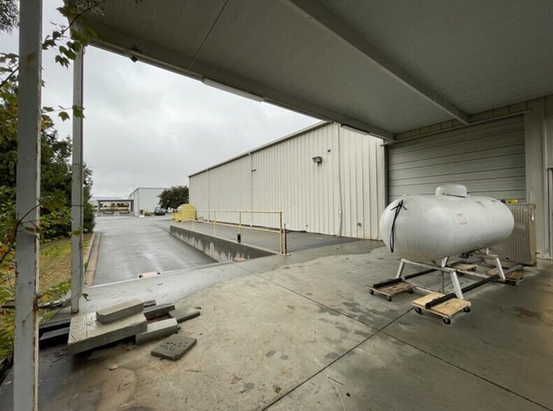 More Photos Of 615 McGee Rd, Anderson Showroom For Lease