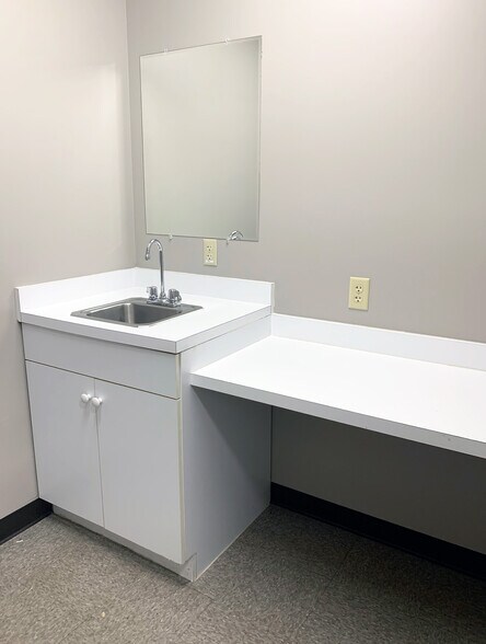 More Photos Of 845 Sir Thomas Ct, Harrisburg Medical For Lease
