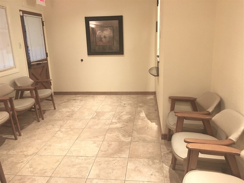 More Photos Of 515 N King St, Seguin Medical For Sale