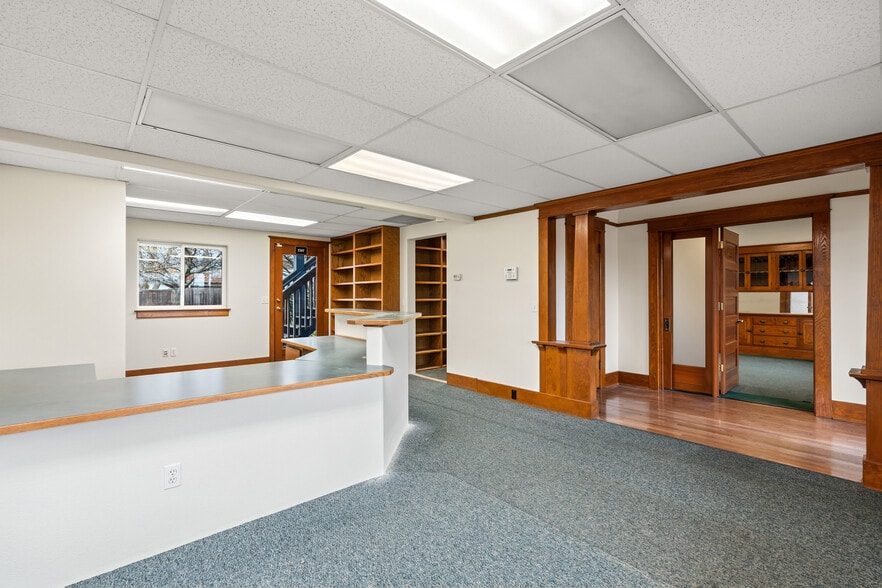 More Photos Of 858 NE A St, Grants Pass Office For Sale