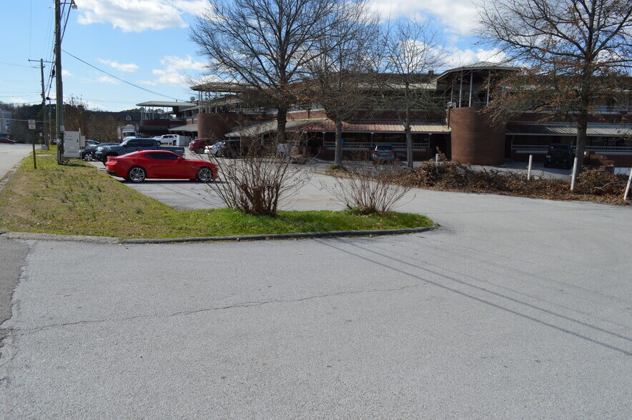 More Photos Of 7010 Lee Hwy, Chattanooga Storefront Retail Office For Sale