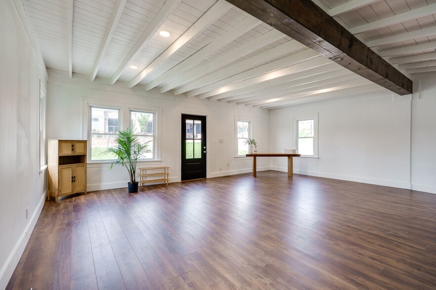 More Photos Of 520 N Broadway St, Lebanon Showroom For Sale