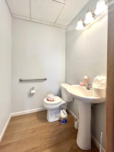 More Photos Of 1709-1713 E 7th St, Atlantic General Retail For Sale