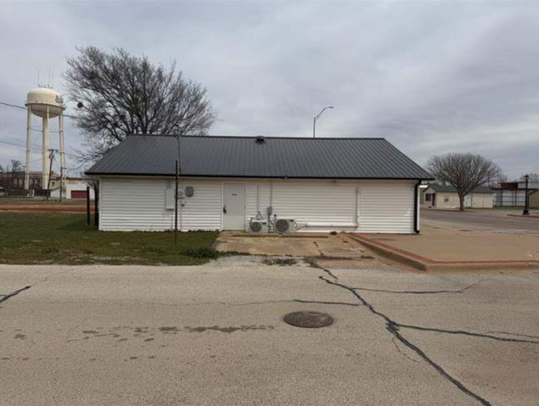 More Photos Of 101 E 3rd St, Burkburnett Office For Sale