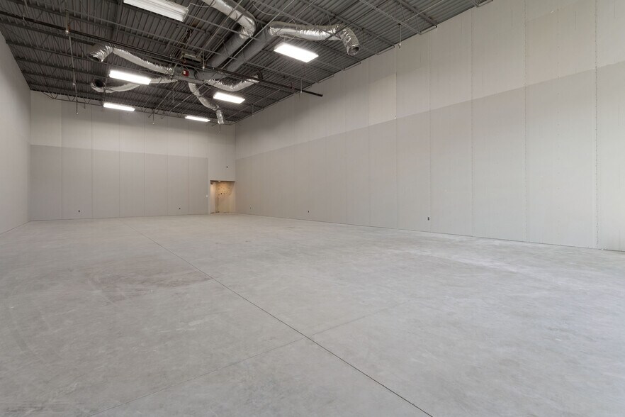 More Photos Of 550-630 Freeport Ave, Elk River Storefront Retail Office For Lease