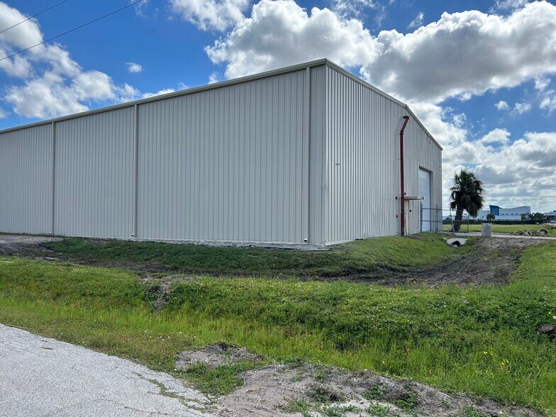 More Photos Of 3065 Cranford Ave, Fort Myers Warehouse For Lease