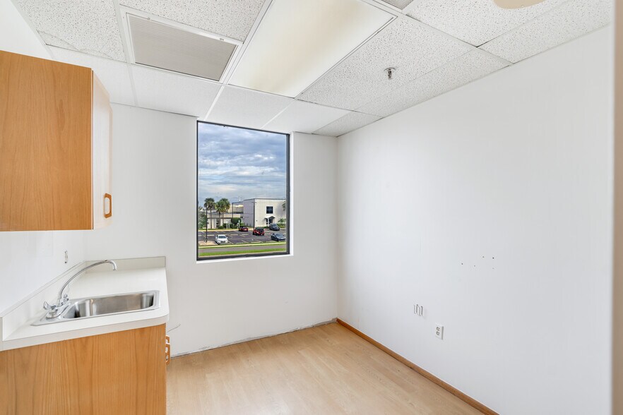 More Photos Of 2525 Harbor Blvd, Port Charlotte Medical For Lease