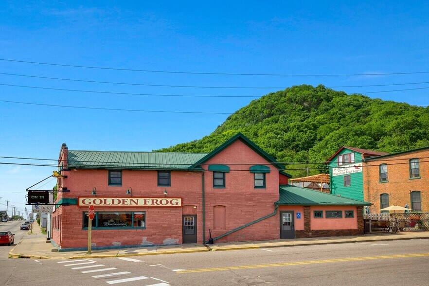More Photos Of 112 N Shore Dr, Fountain City Restaurant For Sale