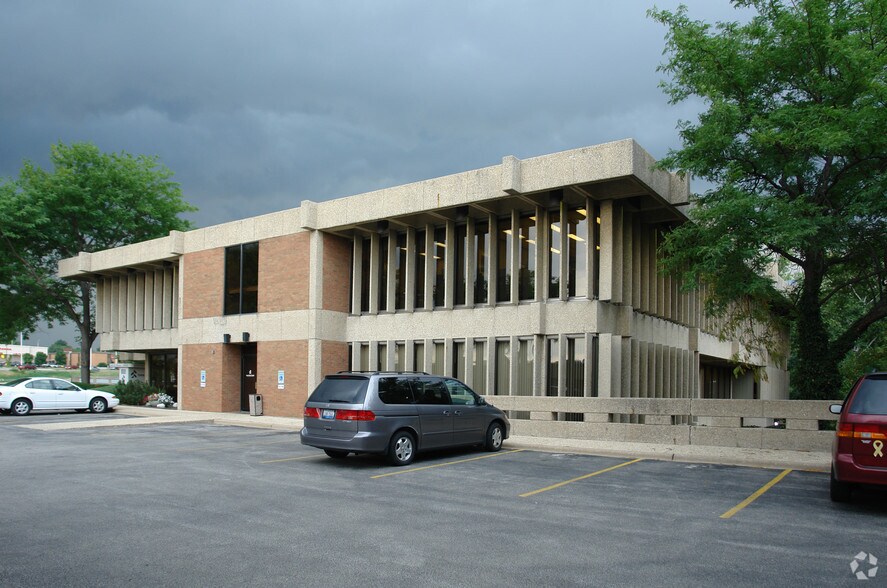 More Photos Of 4600 N Brandywine Dr, Peoria Bank For Lease