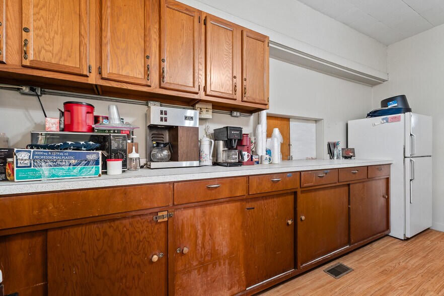 More Photos Of 729 Mason St, Milton Office For Sale